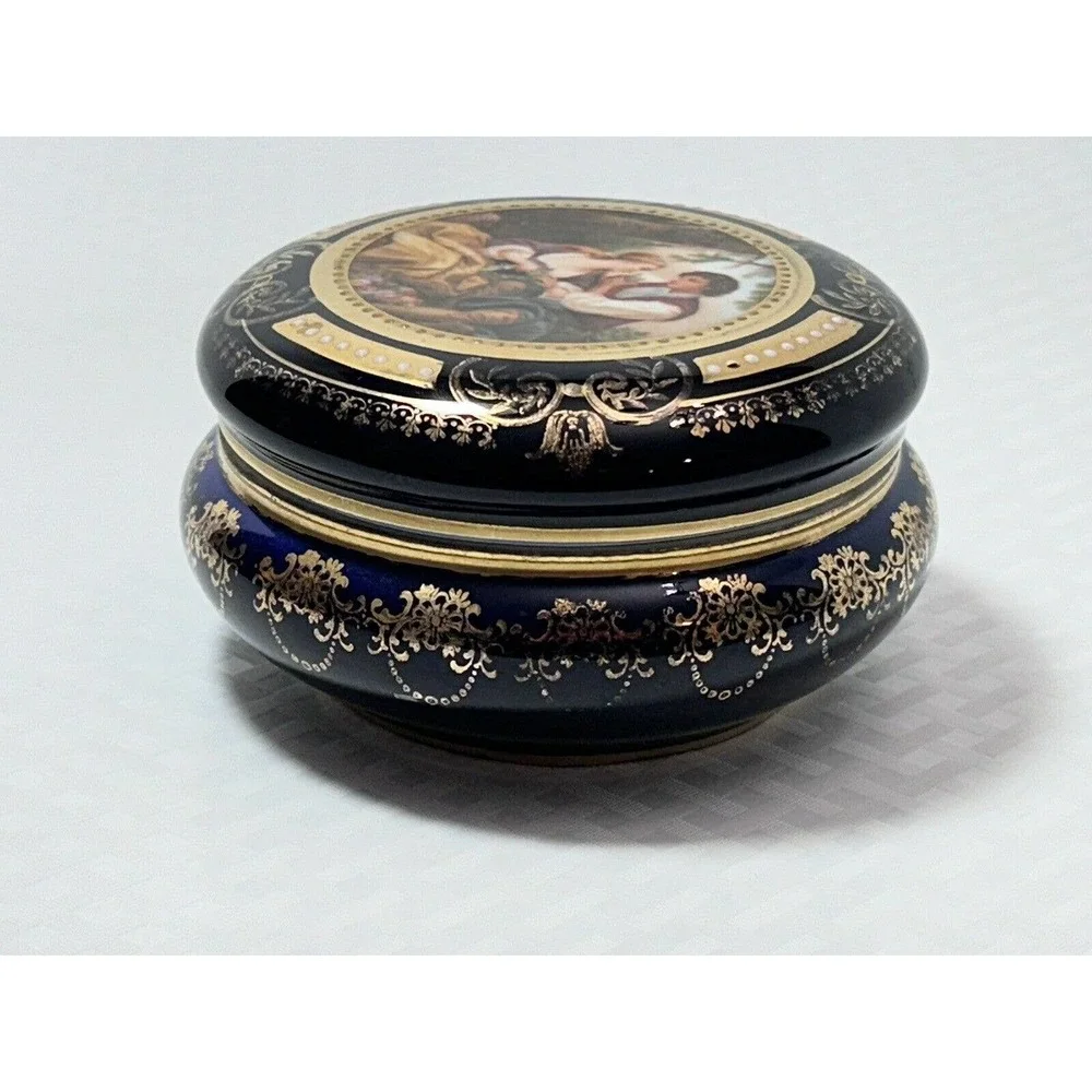 Czechoslovakia‎ Trinket Dish With Cover